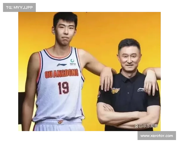 不断进步!徐昕在训练中封盖哈雷尔并成功进攻得分 不断进步!徐昕在训练中封盖哈雷尔并成功进攻得分